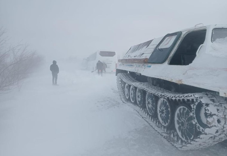 МЧС: Сложная обстановка в 13 регионах из-за ухудшения погоды