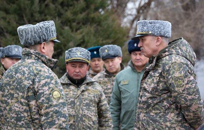 Министр обороны оценил боевую подготовку и условия службы в Шымкенте
