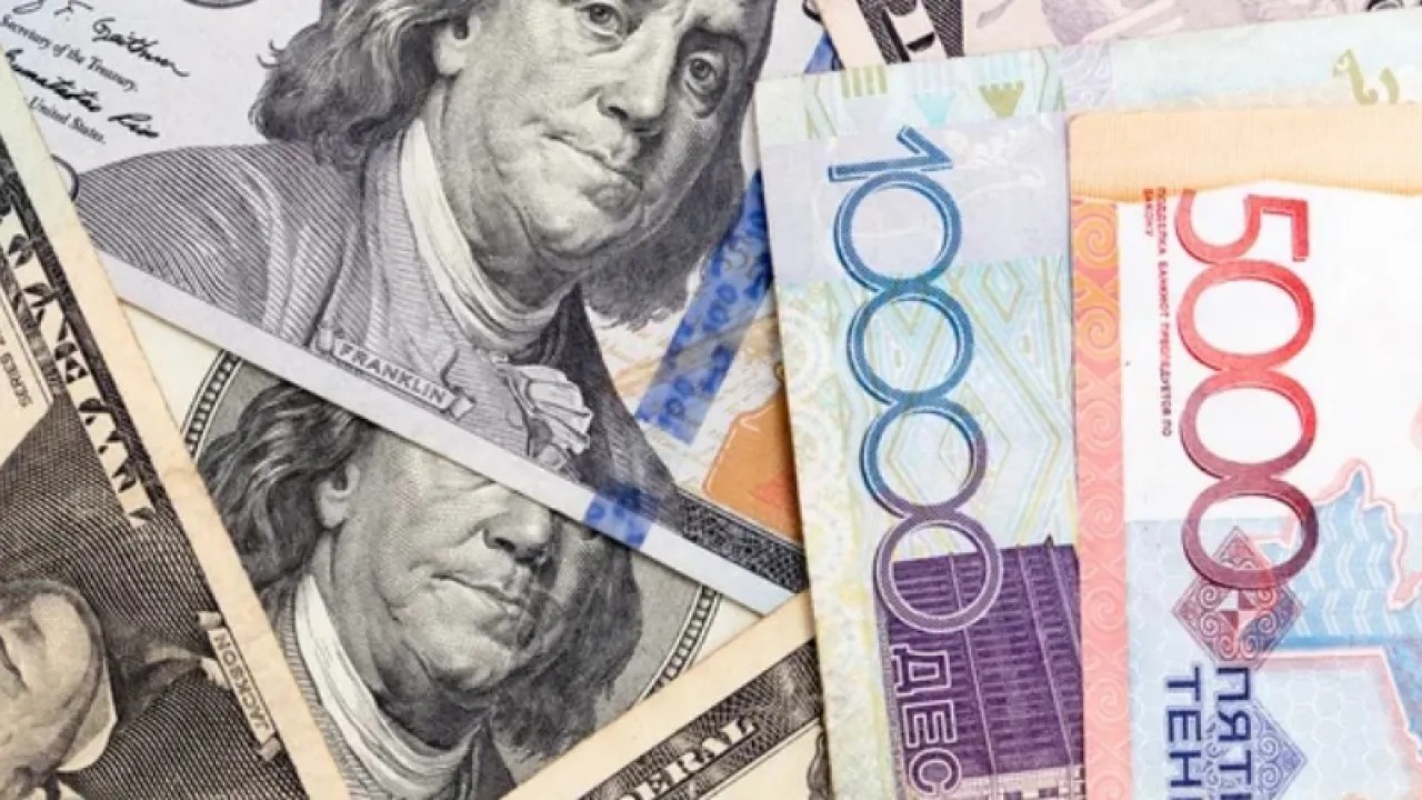 Нефть колеблется, доллар укрепляется: как это влияет на курс тенге?