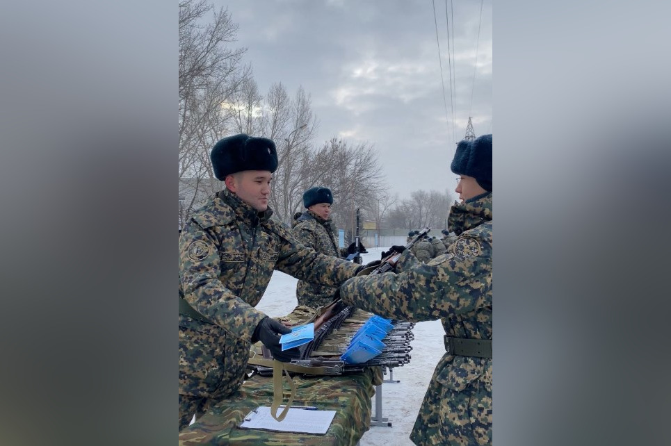 Полная ответственность: в Семее  молодым  военнослужащим выдали боевое оружие