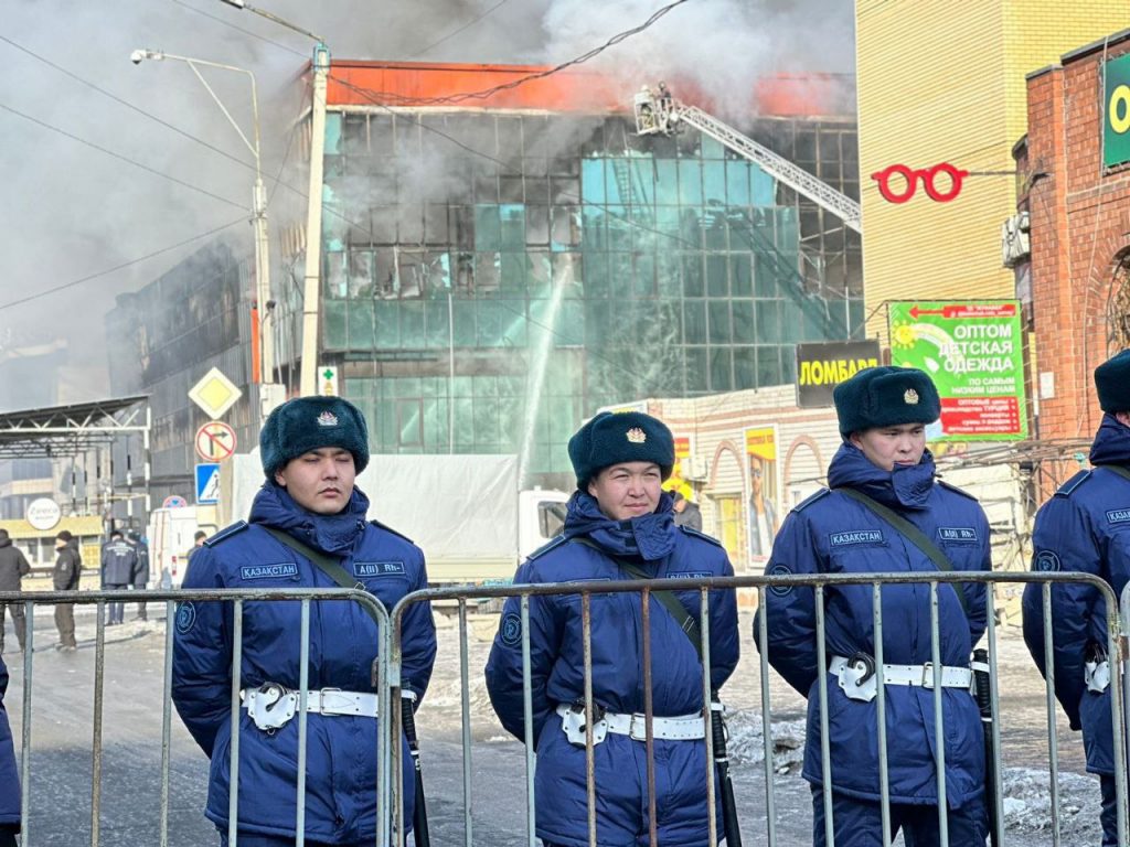 Пожар в Семее: на горящий рынок были направлены бойцы Национальной гвардии РК
