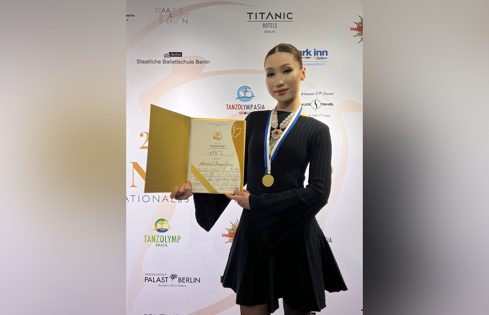 Сияние золота: Артистка «Қазақконцерта» покорила сердца зрителей в Германии