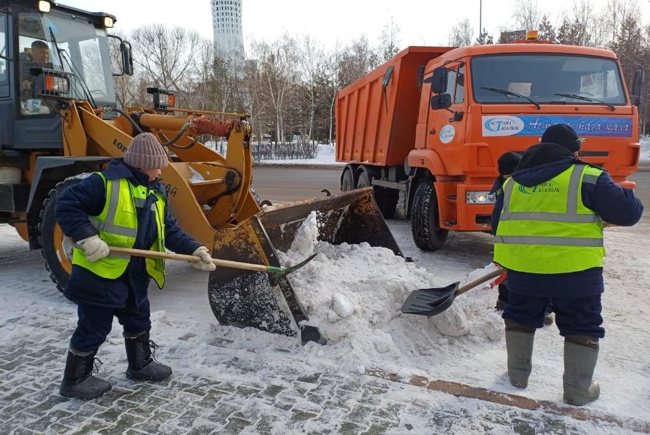 Снег в столице: коммунальщики продолжают усиленную работу