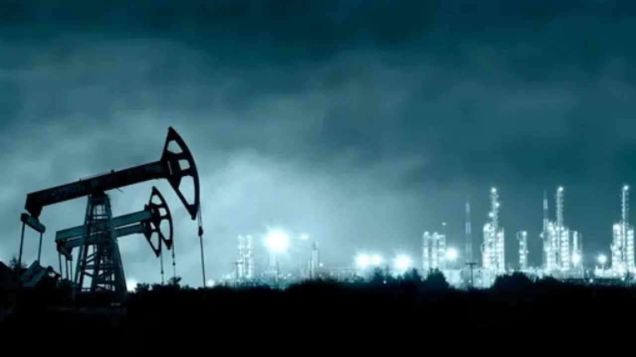 Снижение цен на нефть: как геополитика и прогнозы МЭА влияют на рынок