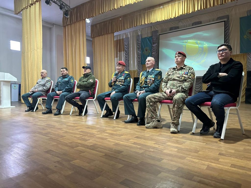 Создавать фильмы о современных героях