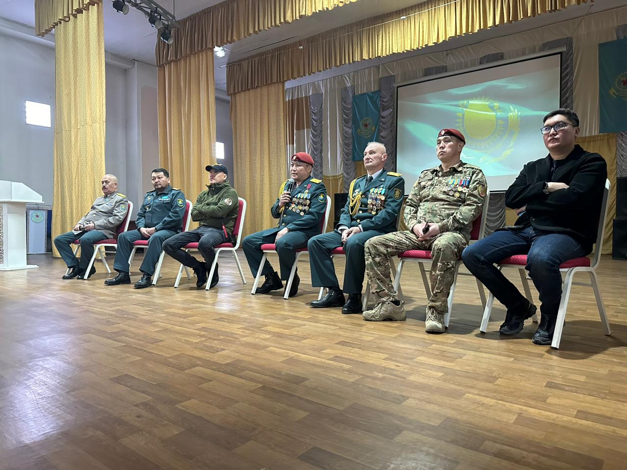 Создавать фильмы о современных героях