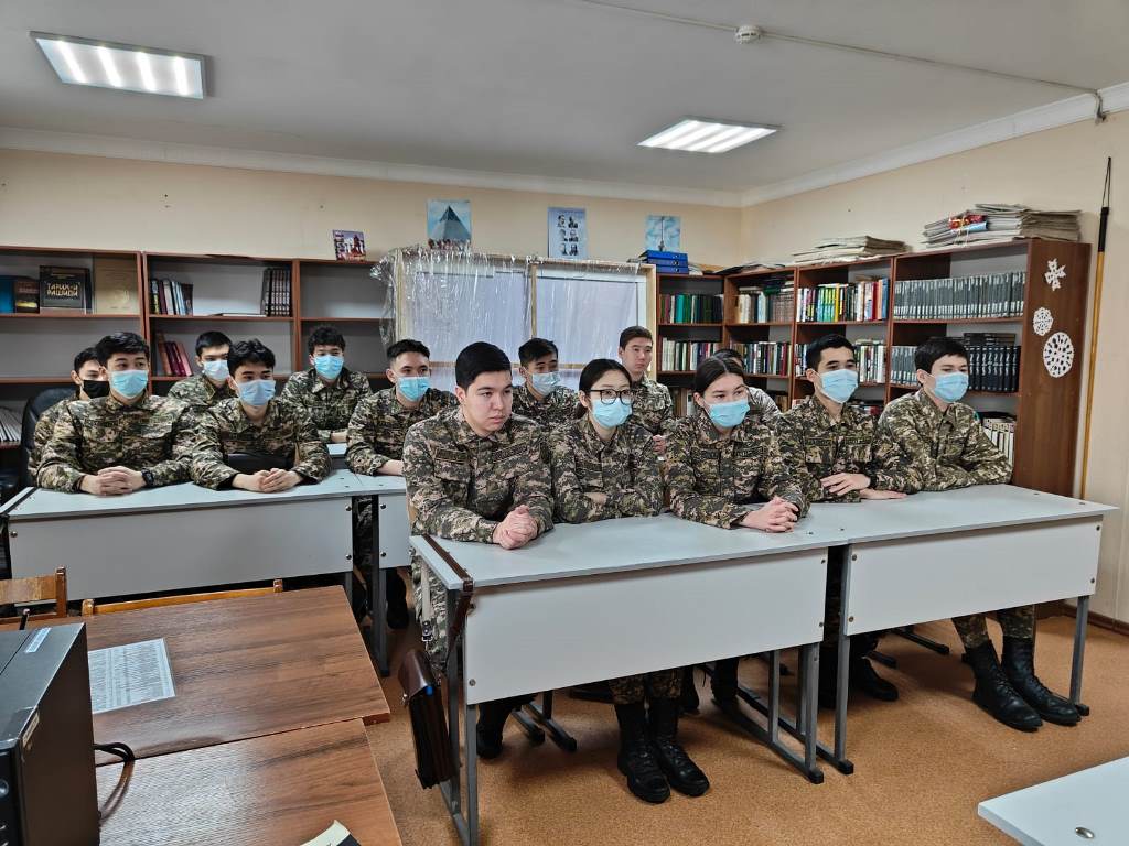 Студенты познакомились с Нацгвардией