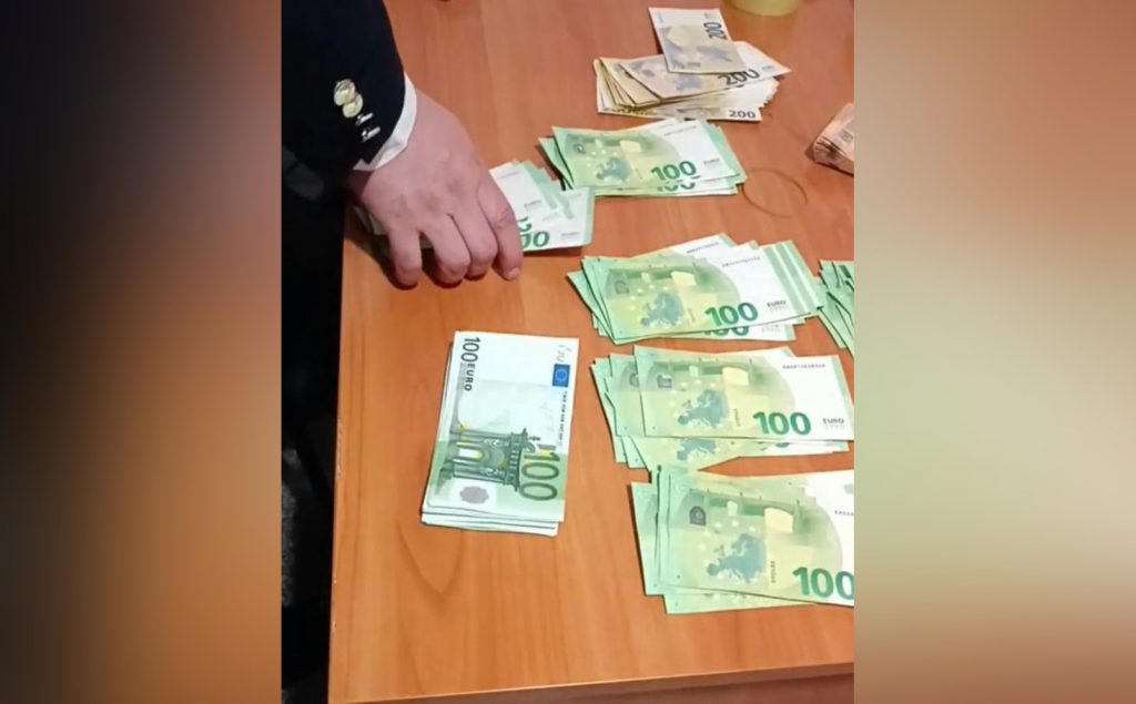 Таможенный контроль: 98 тысяч евро незаконно намеревались вывести из столицы