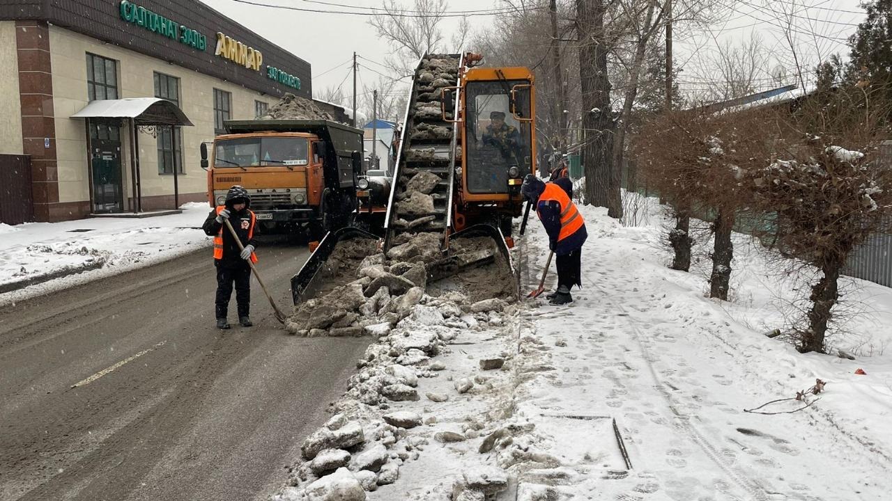 Уборка снега: коммунальные службы Алматы переведены на усиленный режим