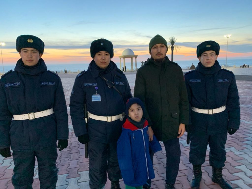 В Актау гвардейцы вернули родителям пропавшего ребенка