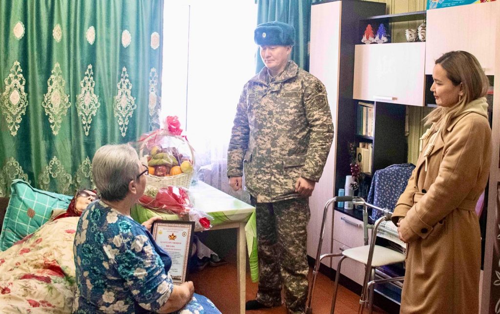В Конаеве военные поздравили ветерана Великой Отечественной войны