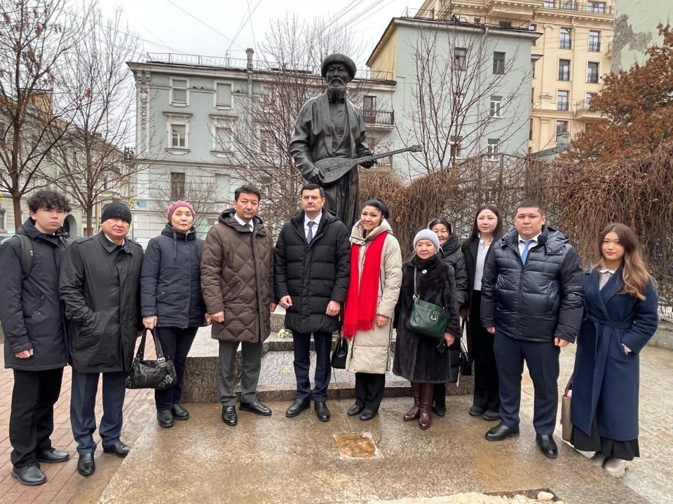 В Санкт-Петербурге почтили память великого казахского советского поэта-акына