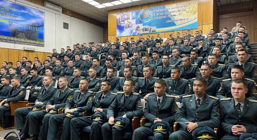 Ветеран Афганской войны поделился опытом с будущими офицерами