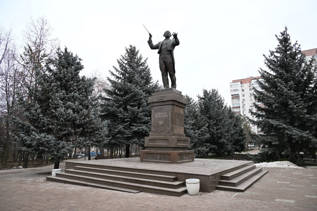 В центре Алматы реконструировали сквер Журналистов
