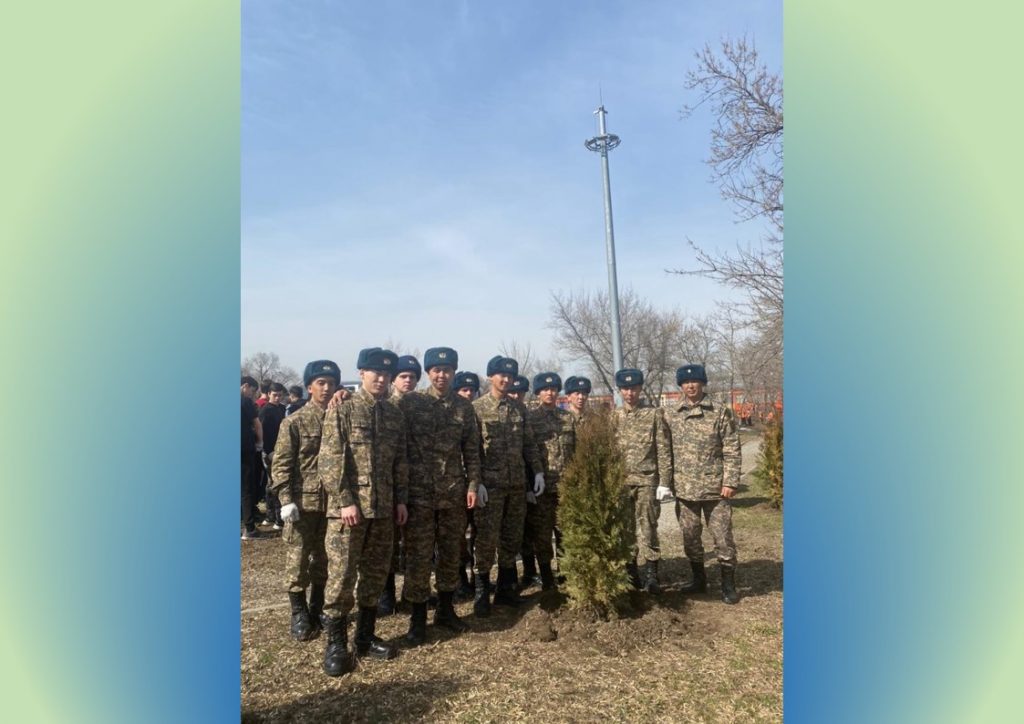 В Алматы военнослужащие ВИИРЭС приняли участие в экологической акции