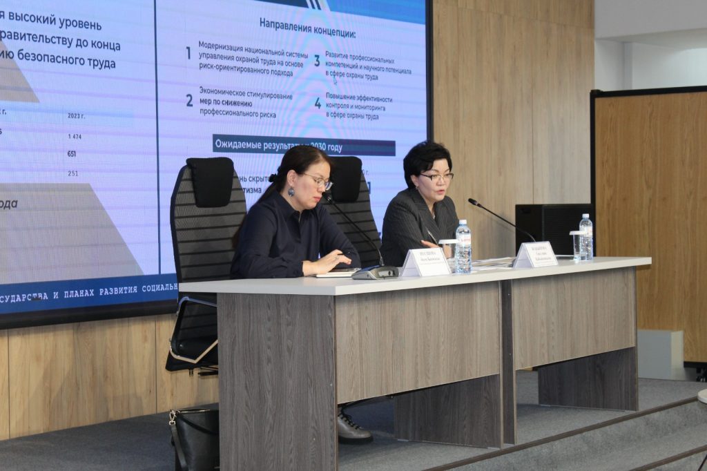 С. Жакупова провела встречу с населением Алматы