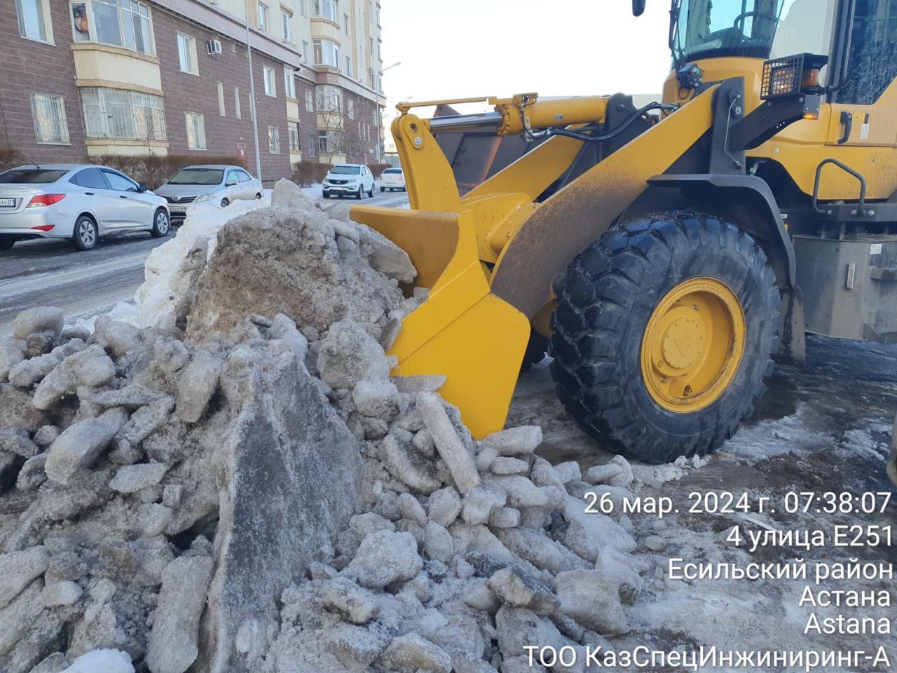 Почти 2,5 тыс. дорожных рабочих вышли на уборку снега в столице