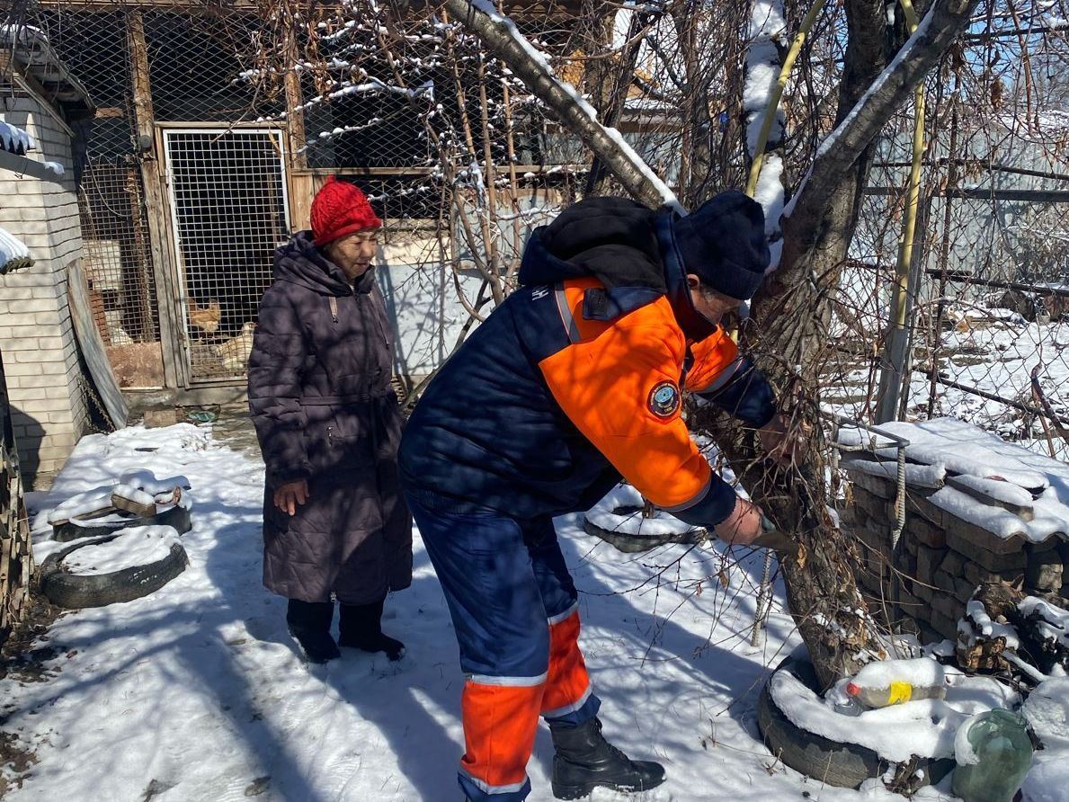 Спасатели приходят на помощь пожилым людям
