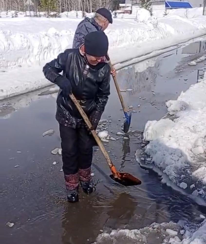 Противопаводковые работы в районе Алтай Восточно-Казахстанской области