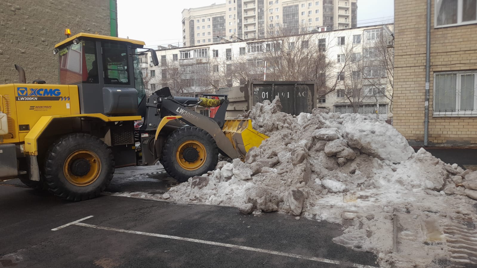 Свыше 2,4 тыс. дорожных рабочих вышли на уборку снега в Астане