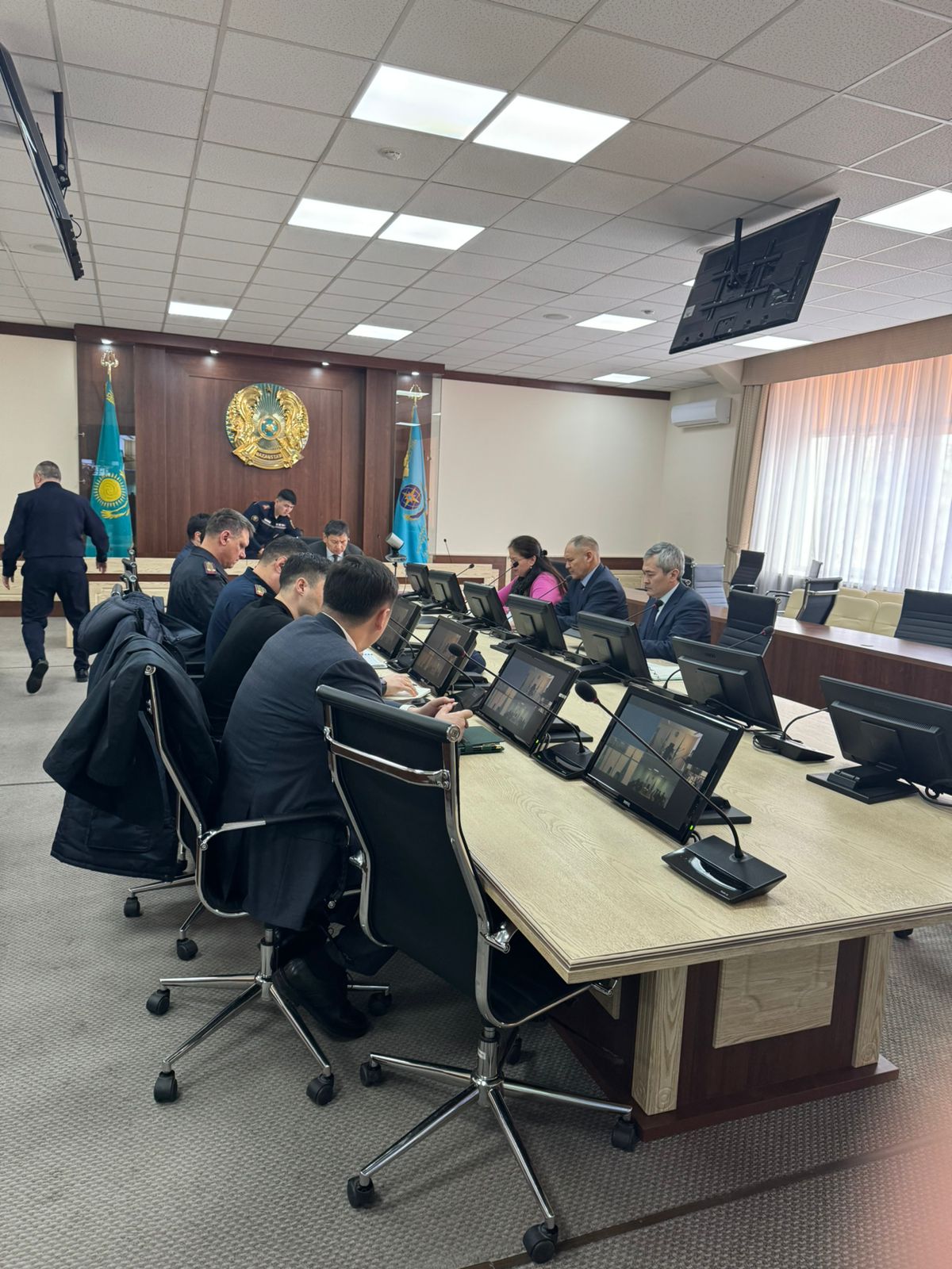Аким города Алматы Ерболат Досаев с 11:40 часов проводит работу в  оперативном штабе, где обсуждается дальнейший план действий