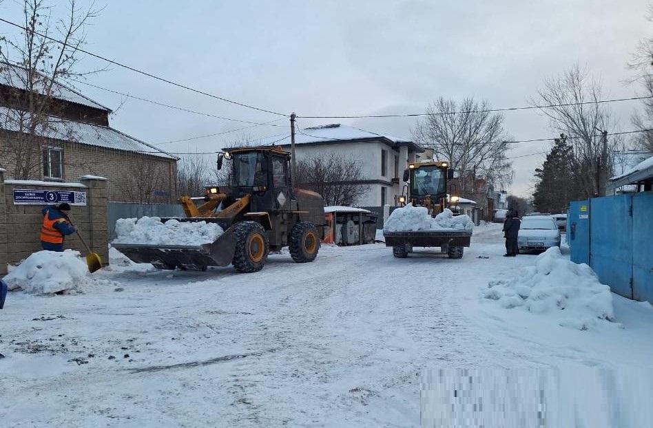 Более 200 рабочих и 649 единиц спецтехники очищают улицы Астаны