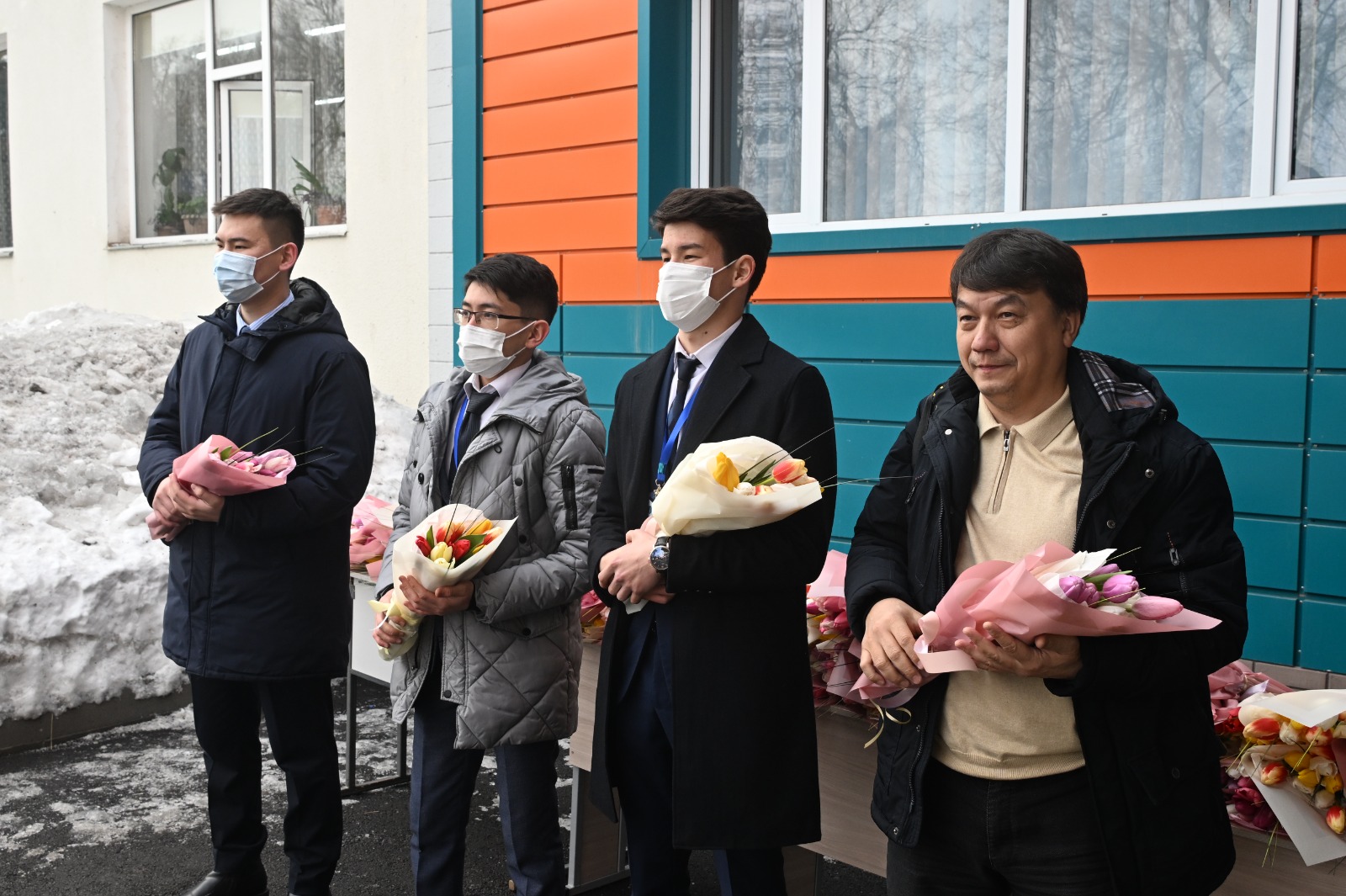 Ерболат Досаев поздравил жительниц города с предстоящим весенним праздником