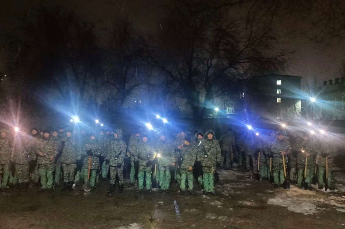 Гвардейцы эвакуировали более 600 жителей в Актобе