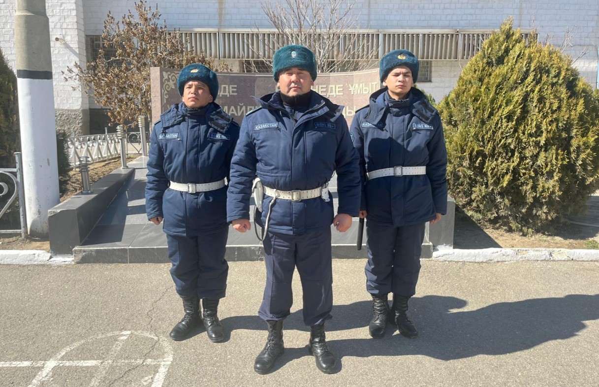 Гвардейцы из Актау оказали первую помощь женщине