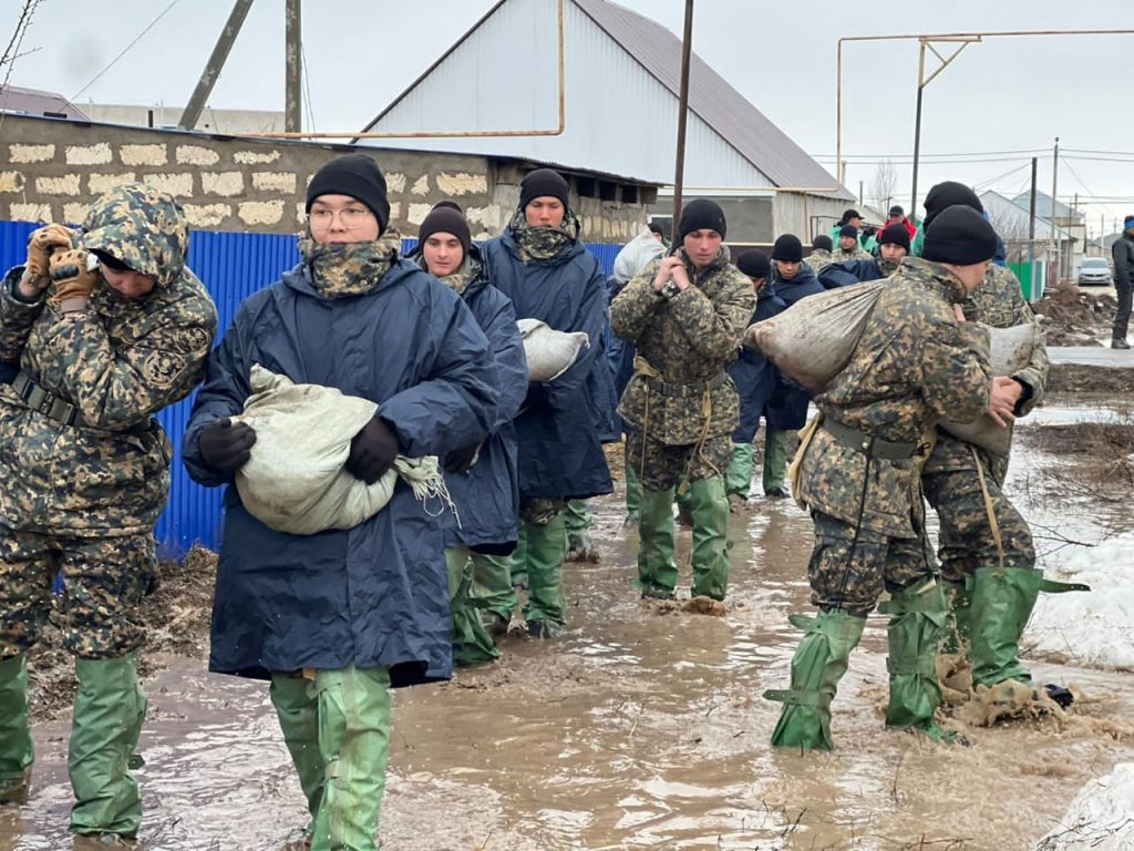 Гвардейцы пришли на помощь против паводков