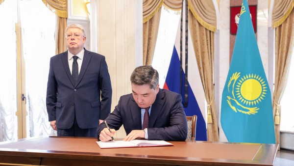 Олжас Бектенов оставил запись в книге соболезнований в посольстве Российской Федерации в Астане