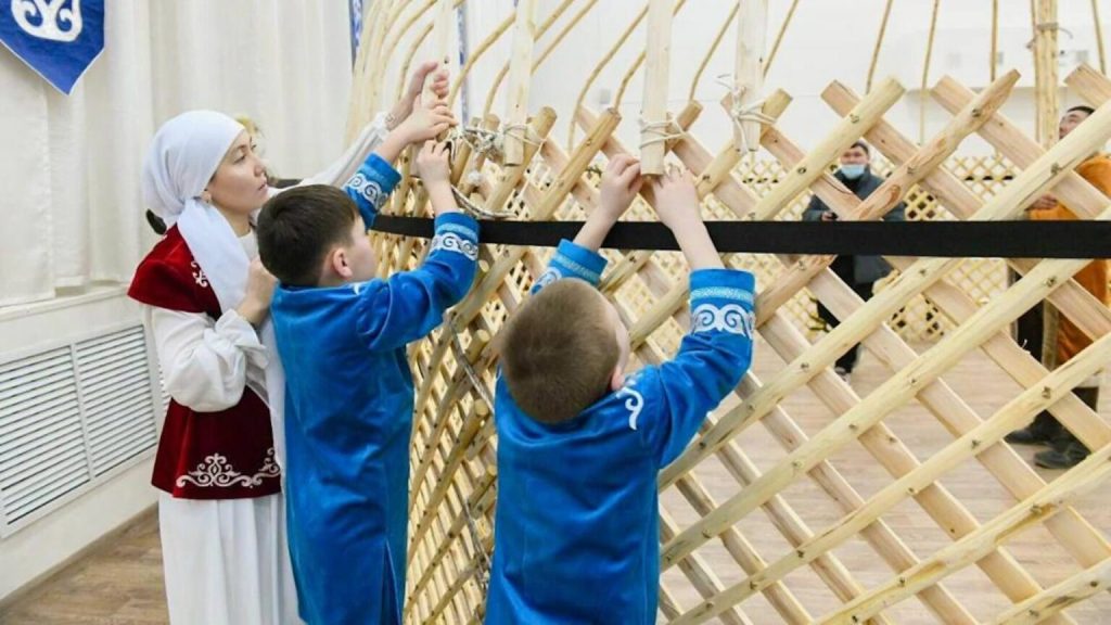В Астане прошел мастер-класс по шитью юрты: Подарок культуры и традиций в День национальных ценностей