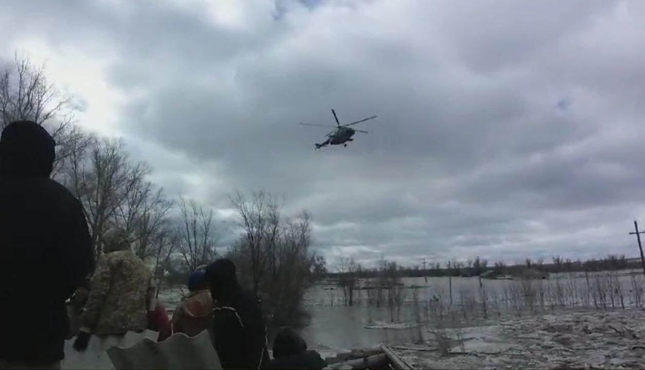 Летчики Минобороны экстренно спасли людей с крыши затопленного строения