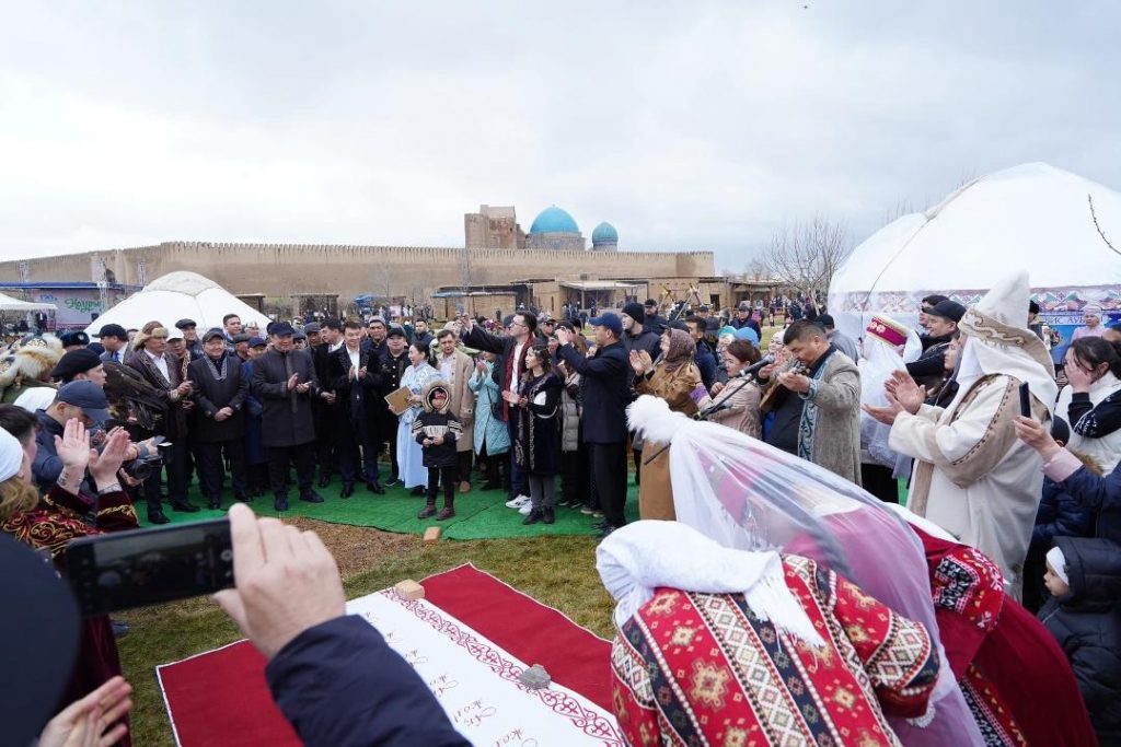 Наурыз в Туркестане: железнодорожники отметили праздник весны в этноауле