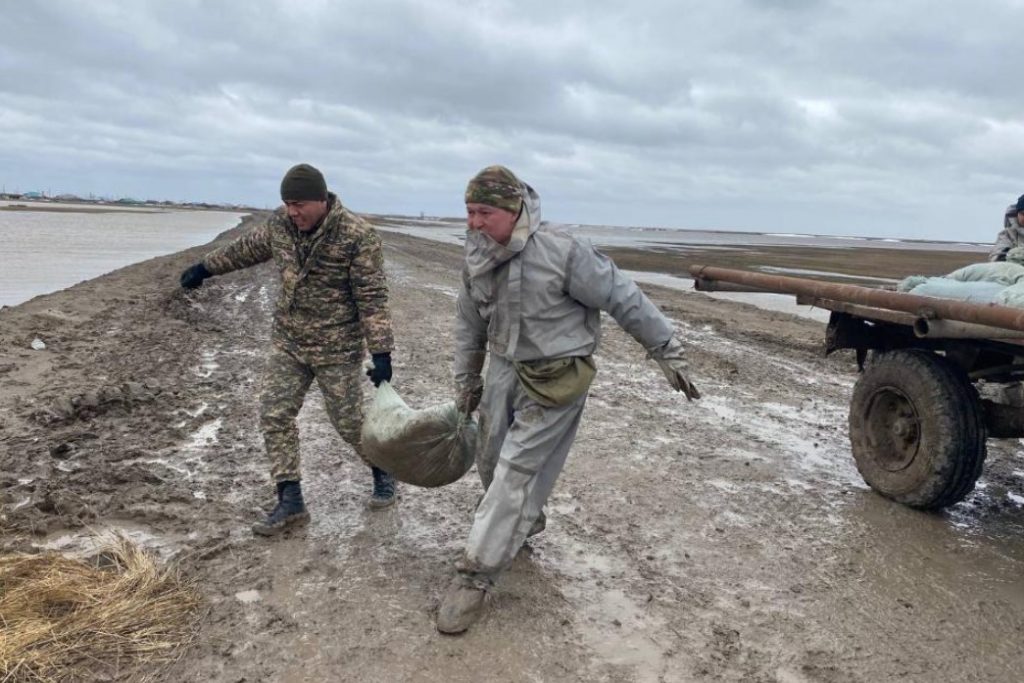 Наводнение в ЗКО: военные оказывают помощь пострадавшим