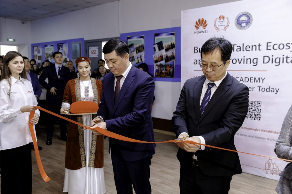 Новая ИКТ Академия Huawei открылась в Университете Шакарима в городе Семей