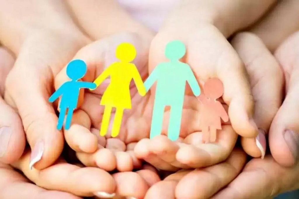 Новые механизмы устройства детей в семьи: приоритет родителей