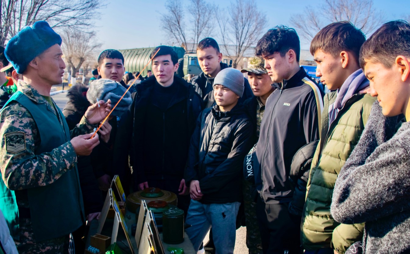 Школьники центра «Балдаурен» погрузились в военную атмосферу: визит к инженерно-саперной бригаде
