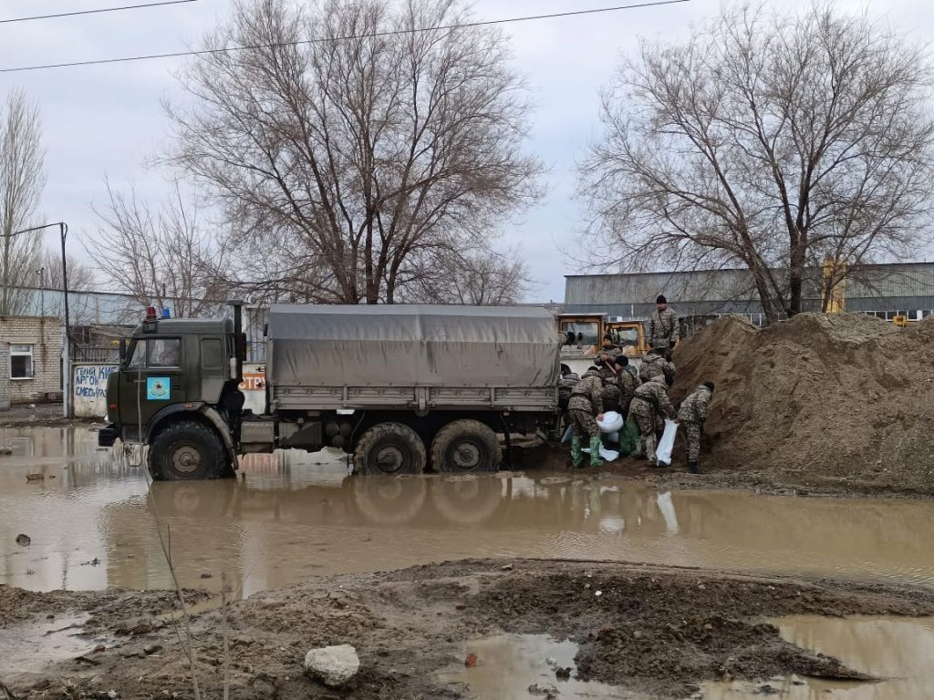 Солдаты Национальной гвардии оказывают помощь актюбинцам
