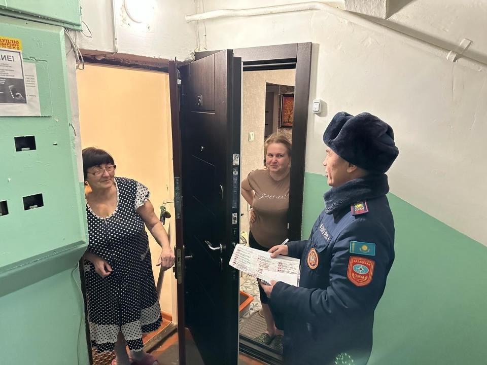 Сотрудники МЧС продолжают  беседовать о безопасности с алматинцами