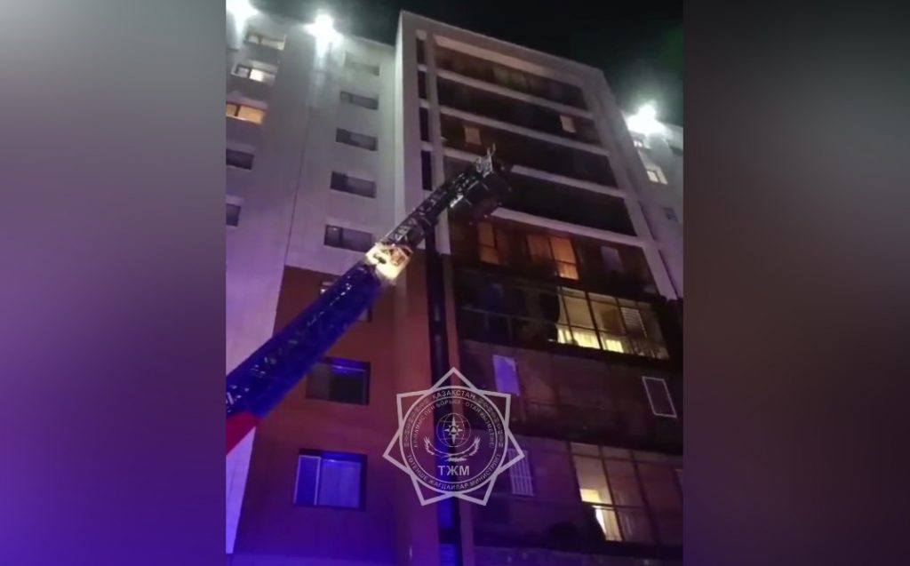 Столичные пожарные эвакуировали 30 человек из горящего здания