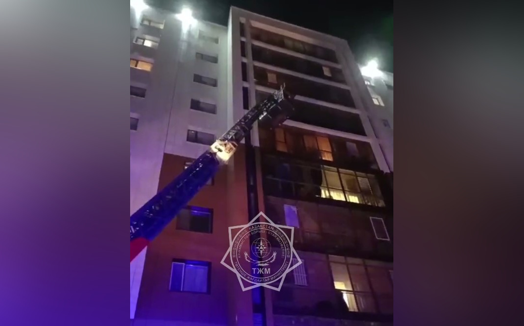 Столичные пожарные эвакуировали 30 человек из горящего здания