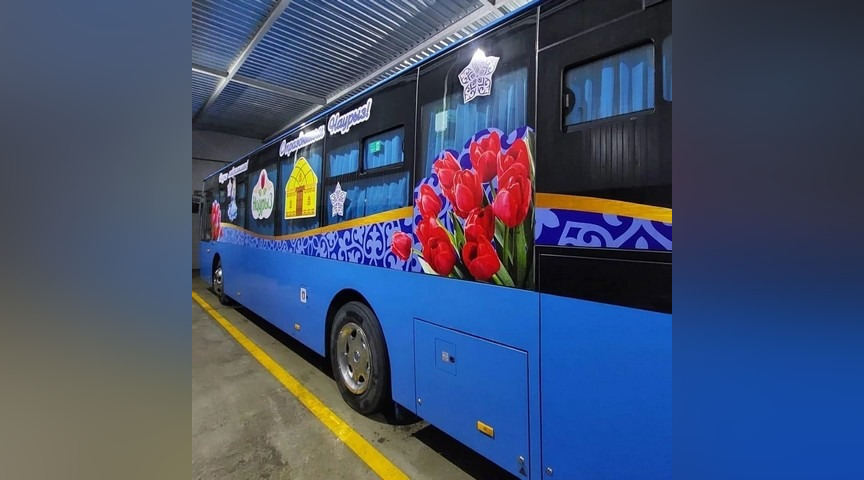 Тепло и красота: празднично украшенные автобусы выехали на улицы Караганды