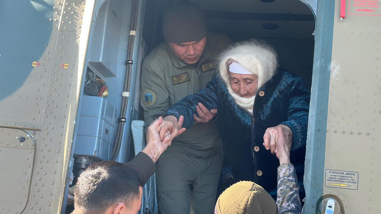 В районах наводнения круглосуточно работают военнослужащие Вооруженных сил