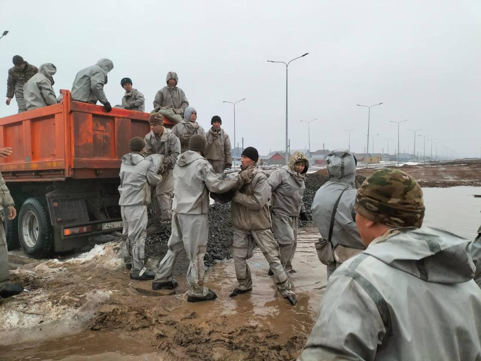 Военнослужащие пришли на помощь жителям Уральска