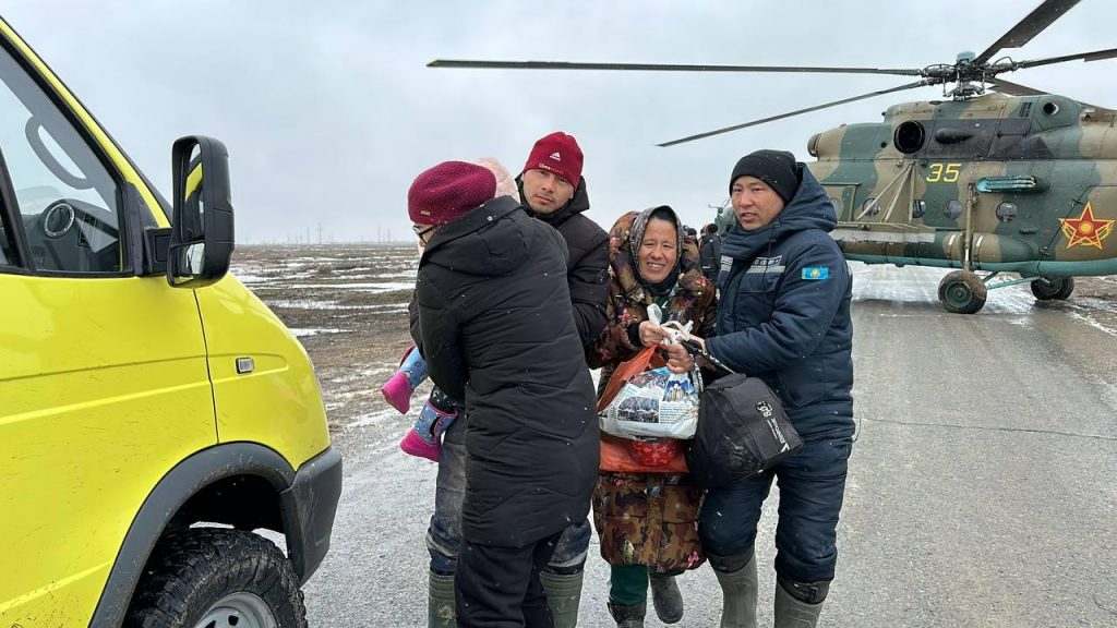 Военные летчики доставляют в кризисные районы гуманитарную помощь