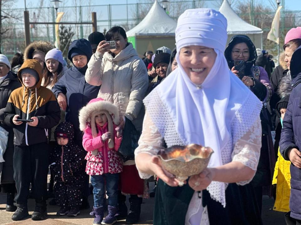 Юрты во дворах и дастархан: массовые гуляния проходят в жилых массивах столицы