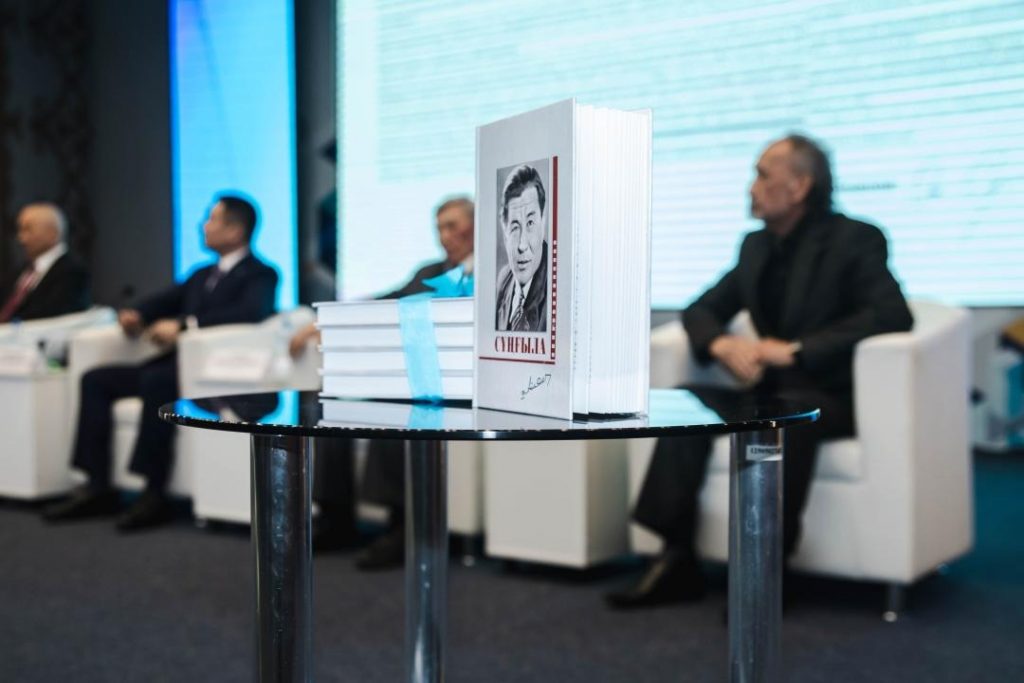 Жизнь и творчество Шакена Айманова: ученые Павлодара  презентовали книгу