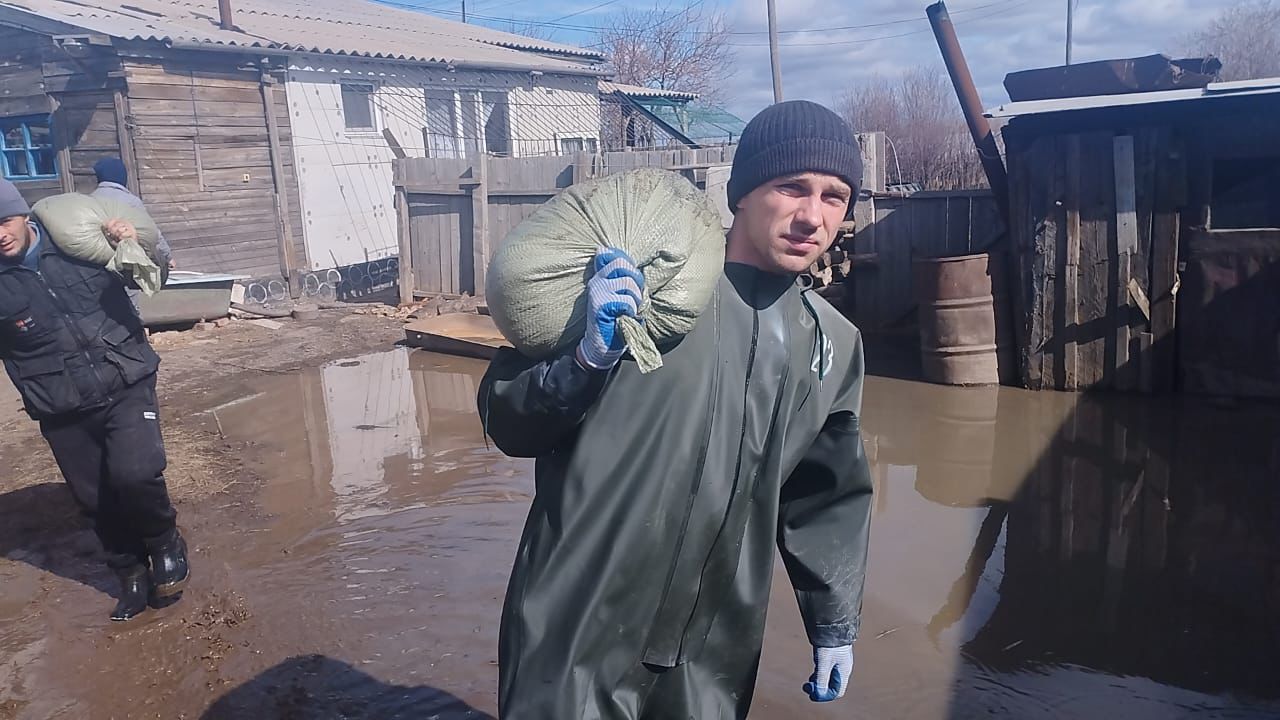 Противопаводковые работы продолжаются в селе Двуречное Есильского района Акмолинской области