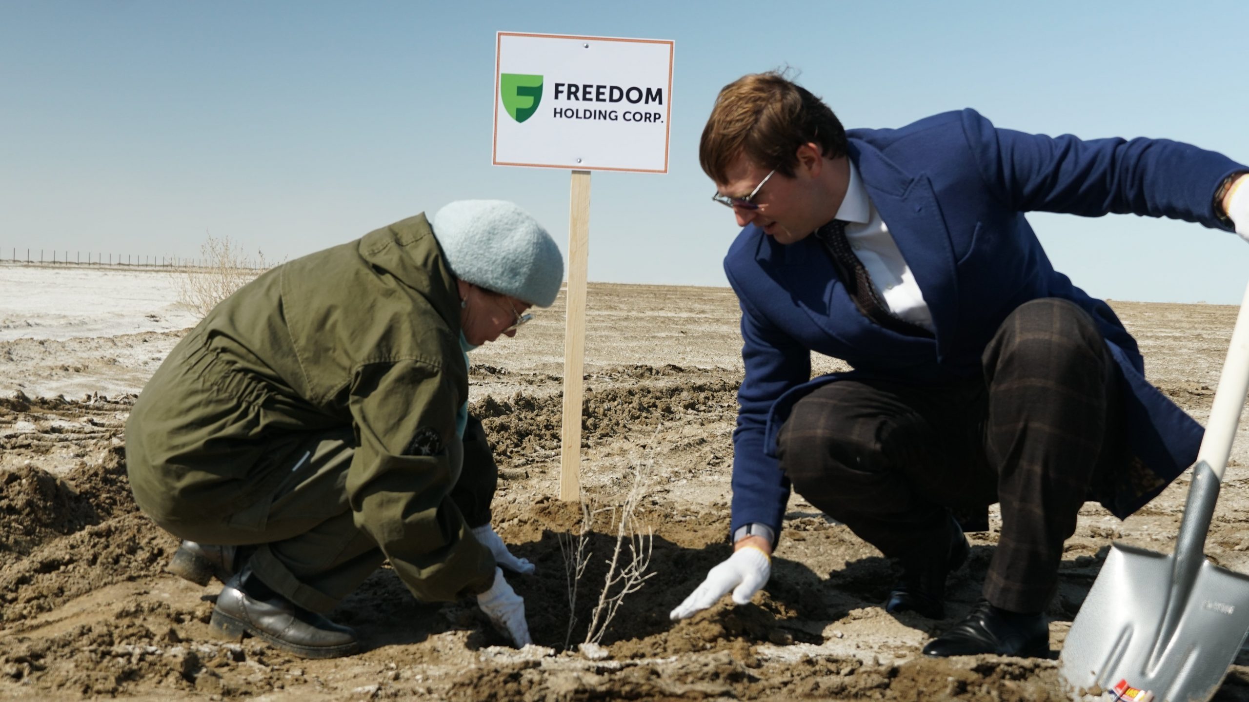 Freedom Holding Corp. Продолжает Восстановление Экосистемы Аральского Моря: Посадка Саксаула на Аллее «Дружбы»